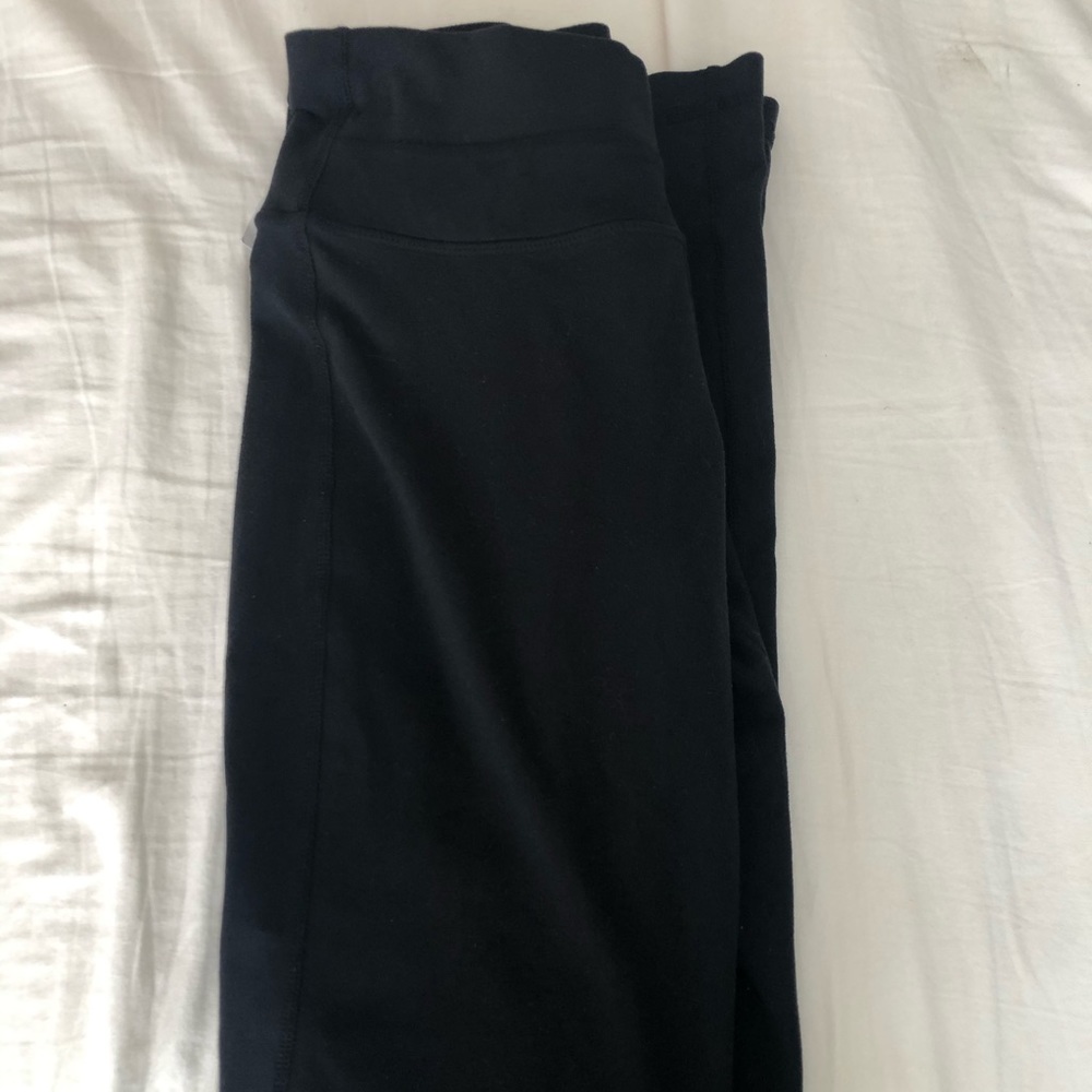 Black lululemmon yoga pants